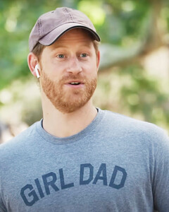 Кто твой папочка? Принц Гарри надел забавную футболку с надписью «Girl Dad», чтобы сделать сюрприз своей дочке — Лилибет