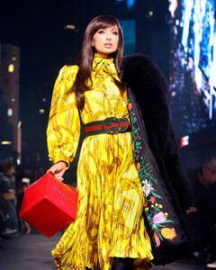 Gucci Resort 2027: Демна превратил таймс-сквер в гигантскую инсталляцию