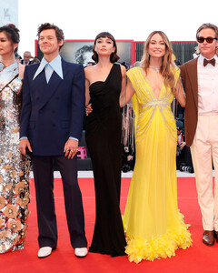 Гарри Стайлс и Оливия Уайлд появились на Венецианском кинофестивале в образах от Gucci