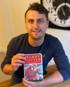 Гарри Поттер продаёт первое издание «Гарри Поттера» за 40 000 долларов
