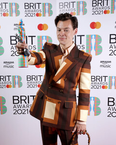 Гарри Стайлс выбрал костюм Gucci в ретро-стиле на премию Brit Awards 2021