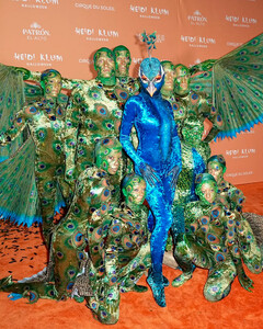 Королева Хэллоуина: Хайди Клум нарядилась гигантским павлином, а её муж — яйцом
