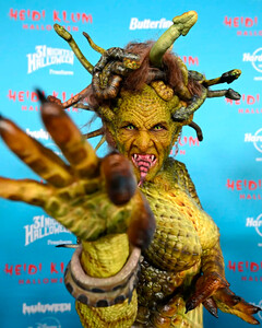 Хайди Клум перевоплотилась в Медузу Горгону на Хэллоуин 2025