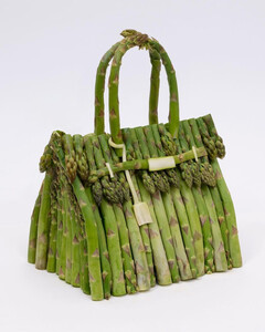 Hermès представил сумку Birkin из овощей и фруктов