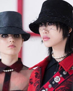 Шляпа–ведро — тренд сезона от Dior