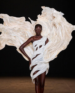 Танец океана: Iris van Herpen представил кутюрную коллекцию-манифест