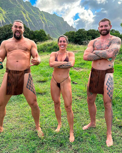«Добро пожаловать в мою Охану»: Джейсон Момоа теперь всегда носит гавайскую одежду, которая не скрывает ничего