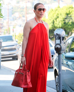 Дама в красном: Дженнифер Лопес подобрала необычное платье к своей сумке «Биркин»
