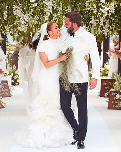 Дженнифер Лопес наконец-то поделилась подробностями своей второй свадьбы