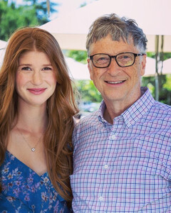 Дочь Билла Гейтса пошутила по поводу чипирования во время вакцинации