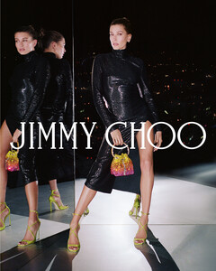 Хейли Бибер в идеальной обуви для новогодних вечеринок из новой коллекции Jimmy Choo