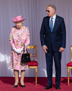 Джо Байден забыл об этикете на встрече с королевой Елизаветой II