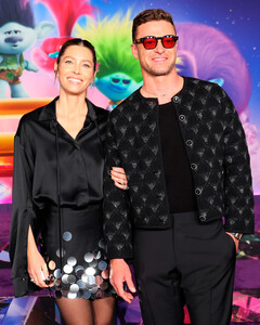 Джастин Тимберлейк появился на премьере мультфильма «Тролли» вместе со своей женой