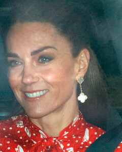 Кейт Миддлтон вернулась к любимому праздничному платью по случаю рождественского обеда