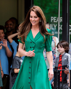 Кейт Миддлтон в зелёном платье в ретро-стиле посетила Центр Анны Фрейд