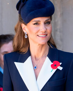 Редкие украшения и сдержанная элегантность: оцениваем образ Кейт Миддлтон на Дне АНЗАК