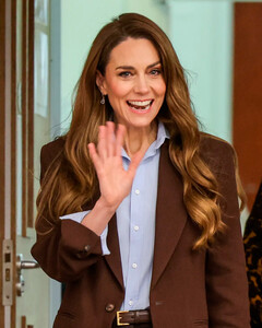 Кейт Миддлтон сменила лодочки на трендовые шоколадные лоферы