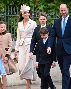 Кейт Миддлтон и принц Уильям вышли в свет с детьми на Пасху