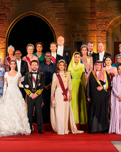 Кейт Миддлтон и принц Уильям стали участниками свадебного портрета королевской семьи Иордании