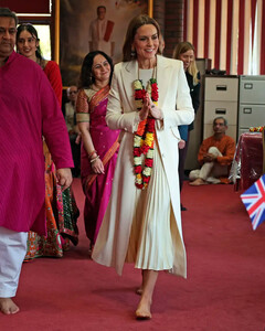 Кейт Миддлтон станцевала босиком в индуистском храме