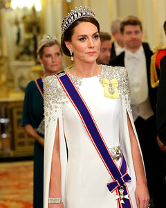 Белоснежная королева: Кейт Миддлтон в ослепительном платье от Jenny Packham появилась на вечере в честь Елизаветы II