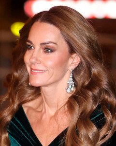 Почему Кейт Миддлтон стала блондинкой?