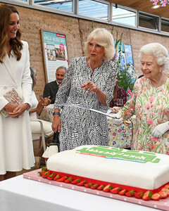 Как Елизавета II и принц Чарльз поздравили Кейт Миддлтон с днём рождения?