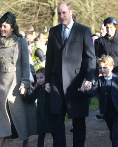 Кейт Миддлтон и принц Уильям вместе с детьми посетили рождественскую службу