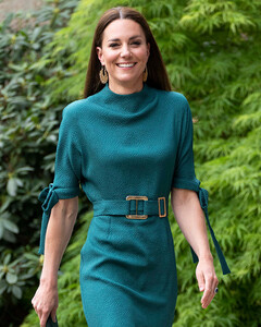 Королева британского стиля: Кейт Миддлтон от имени Её Величества вручила награду в области дизайна в Музее моды в Лондоне