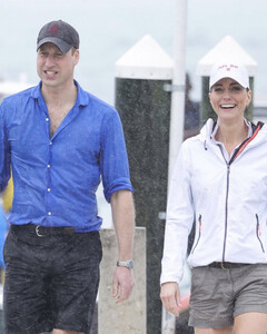 Сквозь ливень к победе: Кейт Миддлтон и принц Уильям поучаствовали в гонках на шлюпках во время визита на Багамы