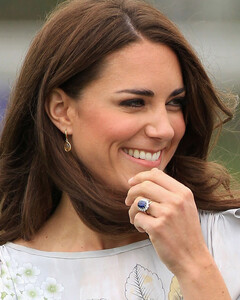 Кейт Миддлтон изменила кольцо принцессы Дианы, которое принц Уильям подарил ей в день предложения руки и сердца