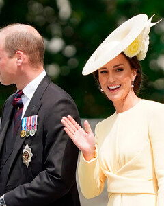 Не скрывают отчуждения: Кейт Миддлтон и принц Уильям отсели подальше от Меган Маркл и принца Гарри на юбилейной службе