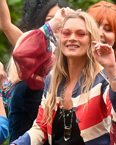 Кейт Мосс отпраздновала Платиновый юбилей королевы, надев жакет в виде флага Великобритании