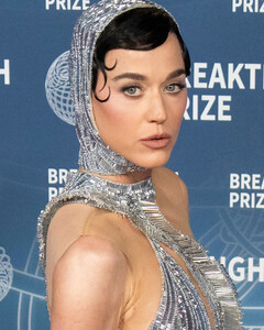 Кэти Перри требует почти $5 млн компенсации за особняк в Монтесито