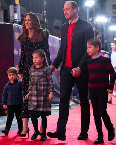 Вся семья в сборе: Принц Уильям и Кейт Миддлтон пришли на рождественский спектакль с детьми