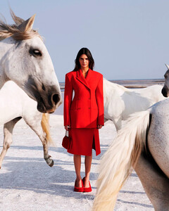 Кендалл Дженнер позирует обнажённая на лошади для новой рекламной кампании Stella McCartney