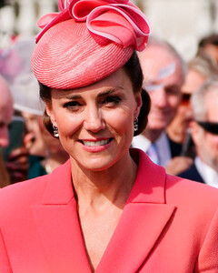 Кейт Миддлтон в ярко-коралловом платье руководила банкетом на вечеринке в саду Букингемского дворца