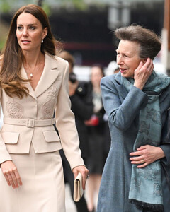 Кейт Миддлтон выбрала лаконичный костюм для прогулки с принцессой Анной