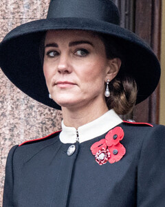 Кейт Миддлтон заняла место Елизаветы II во время празднования Дня памяти павших