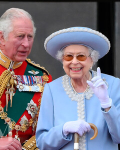 Хитрый ход королевы: Елизавета II незаметно передала свои обязанности принцу Чарльзу и другим членам королевской семьи