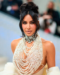 Ким Кардашьян появилась на Met Gala в платье из более чем 50 000 жемчужин