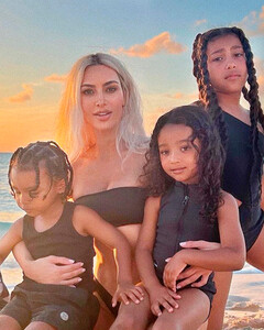Ким Кардашьян порадовала пляжной фотосессией с детьми во время летнего отдыха на островах Теркс и Кайкос