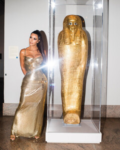 Фотография Ким Кардашьян с Met Gala помогла разгадать тайну украденного золотого саркофага