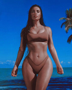 Мисс-бикини: Ким Кардашьян анонсировала новую линейку купальников от SKIMS Swim своими горячими фото