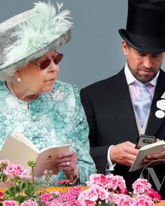 Почему королева Елизавета II запрещает использовать мобильные телефоны во время семейных обедов?