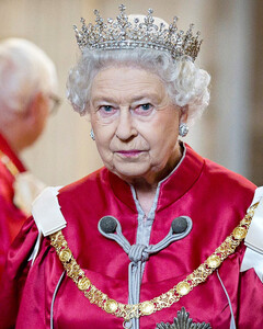Не хочет уступать власть? Почему королева Елизавета II не освобождает монарший трон несмотря на проблемы со здоровьем