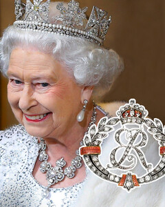 Что хранится в шкатулке с драгоценностями королевы?  В честь юбилея Елизавета II покажет свои самые любимые украшения
