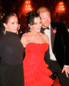 Королевская семья осудила визит принца Гарри и Меган Маркл на вечеринку Крис Дженнер