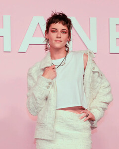 Кристен Стюарт придала твидовому костюму от Chanel современное звучание