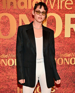 Кристен Стюарт нашла новый способ адаптировать нижнее бельё для красной дорожки